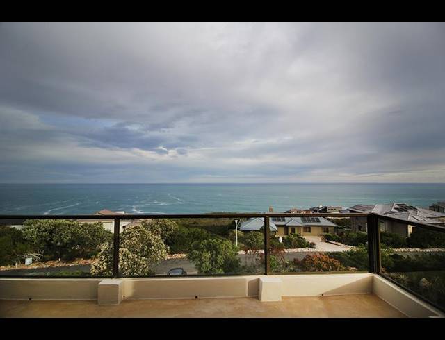 5 BEDROOM HOUSE FOR SALE IN VILLAGE ON SEA